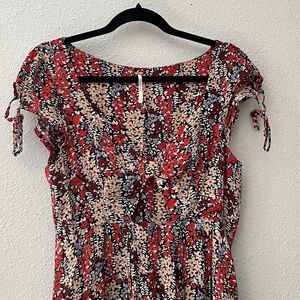 FREE PEOPLE BOHO  Mini Dress in Floral Red and Black
Small Cut-Out in front
Sz S